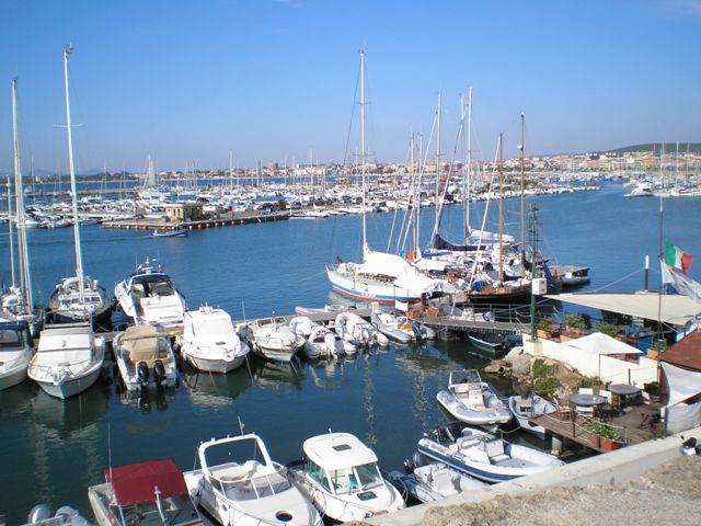 Nel porto di Alghero, aspettano ormeggiate centinaia di barche di ogni genere.